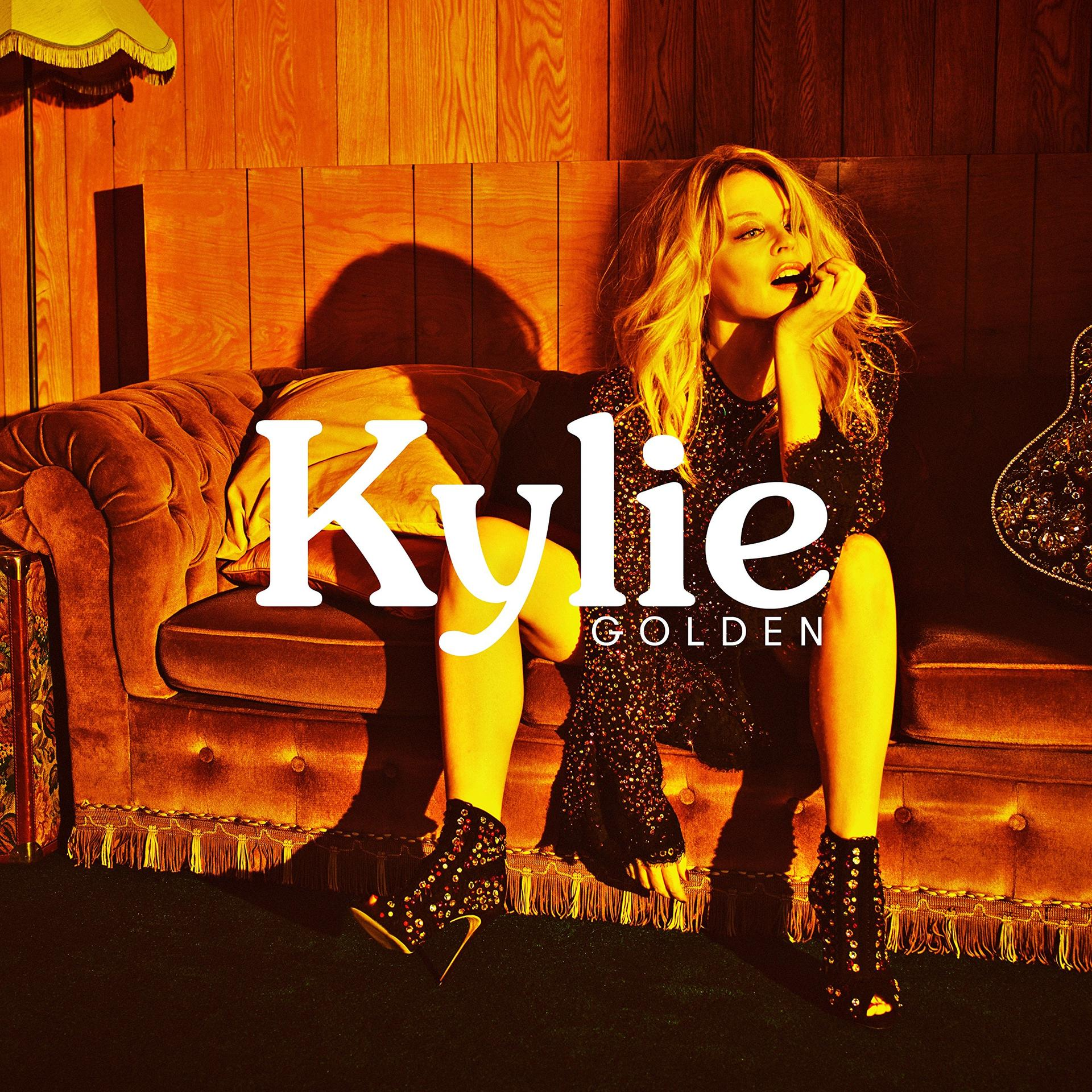 Album borító: Kylie egy kanapén, 'Kylie' és 'Golden' címmel. Meleg világítás és retro hangulat.