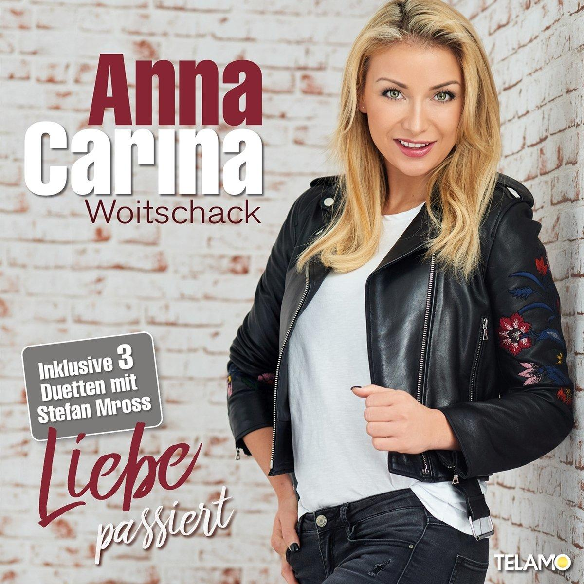 Albumcover mit Anna Carina Woitschack. Sie lächelt, trägt eine Lederjacke und lehnt an einer Backsteinmauer.