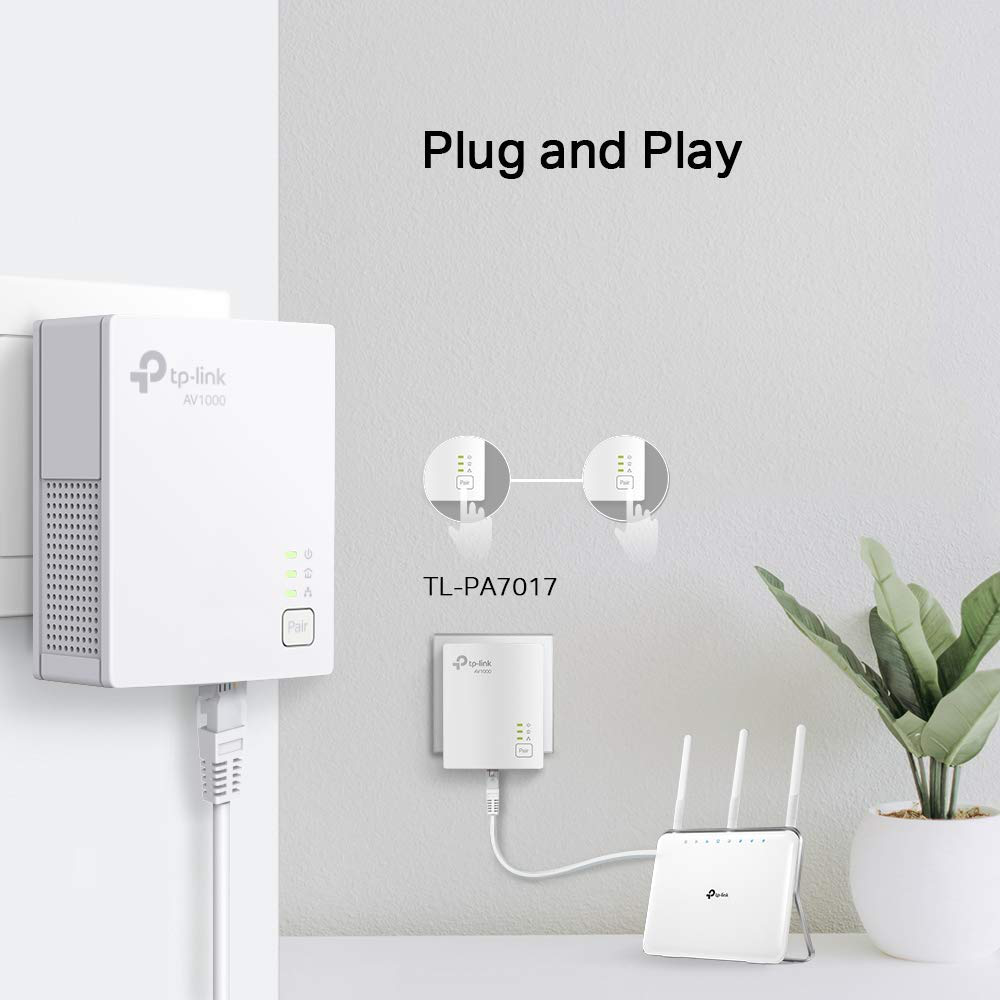 Un adattatore powerline TP-Link bianco collegato a una presa, con un secondo e un router mostrati.