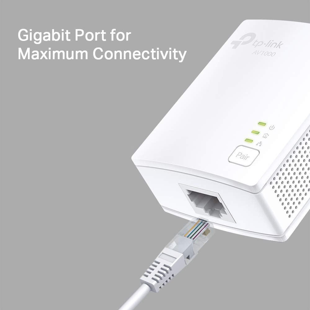 TP-link AV1000 bianco con un cavo collegato.