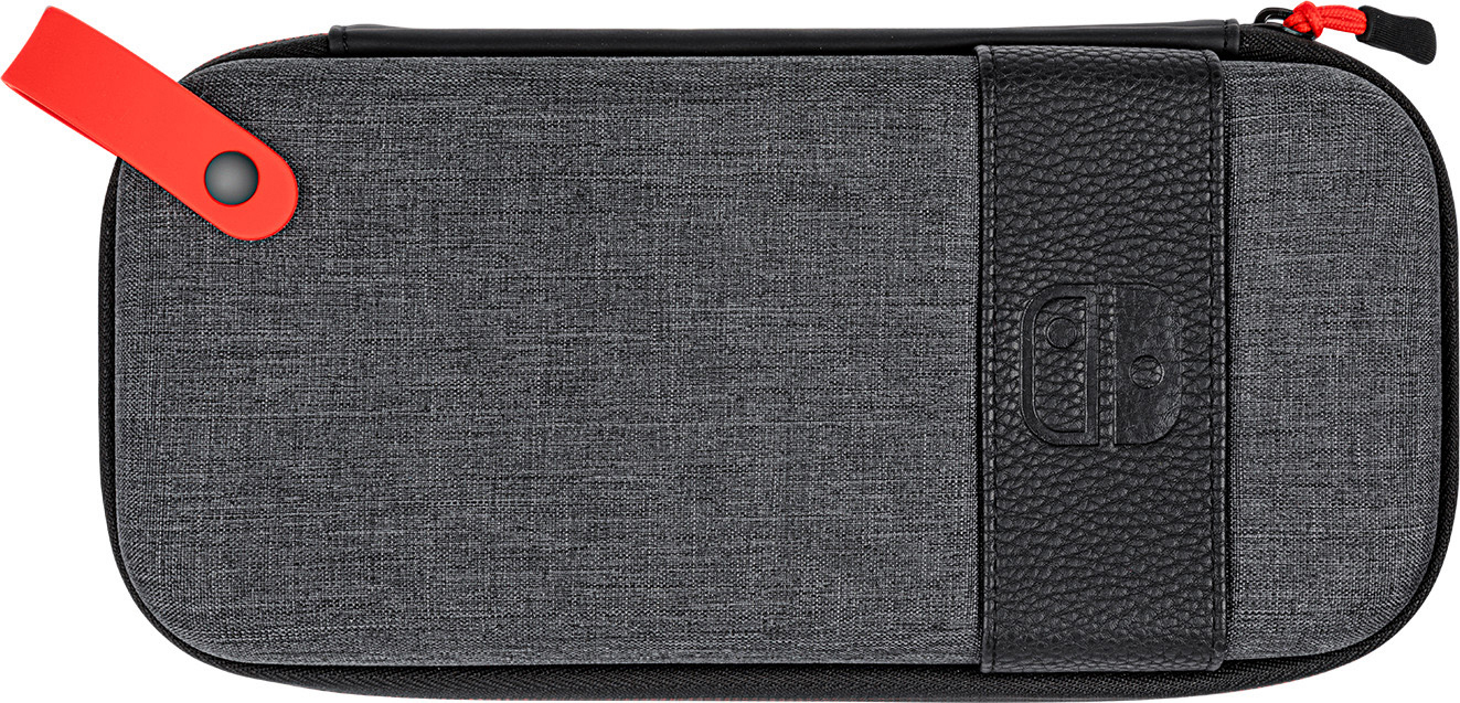 Graues und schwarzes Etui für ein Gerät. Es hat eine rote Zuglasche und ein schwarzes Lederband.