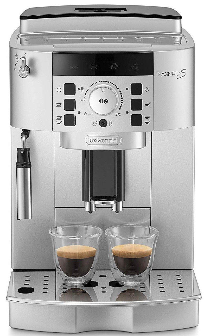 Eine silberne Kaffeemaschine mit zwei Tassen Kaffee.