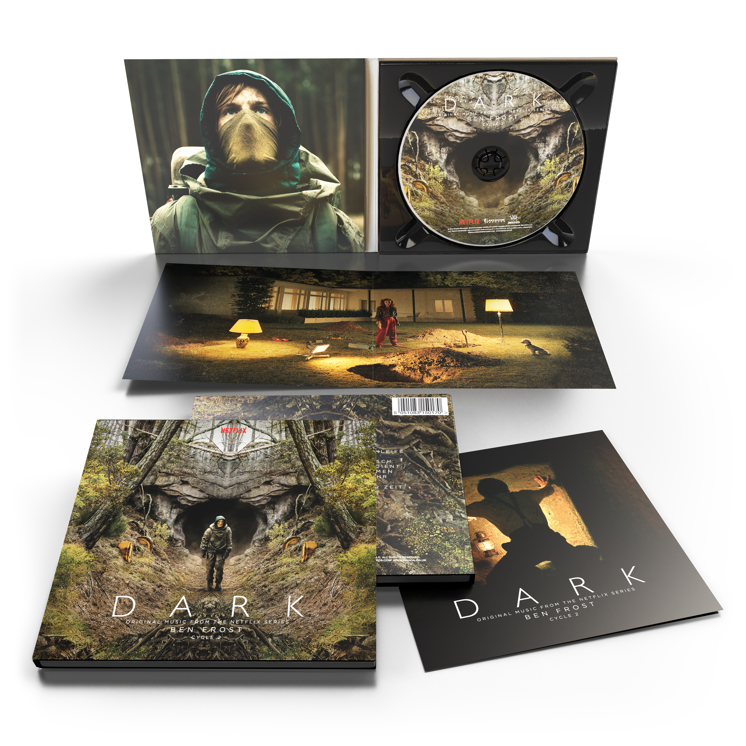 Dunkles Album-Set mit mehreren Covern und einer CD. Bilder eines Waldes und eines Hauses.