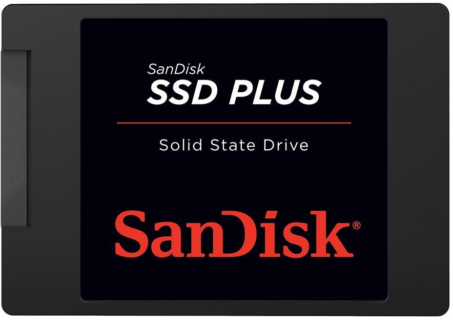 SSD Plus von SanDisk. Schwarze SSD mit weißem Text auf schwarzem Hintergrund. Rotes SanDisk-Logo.