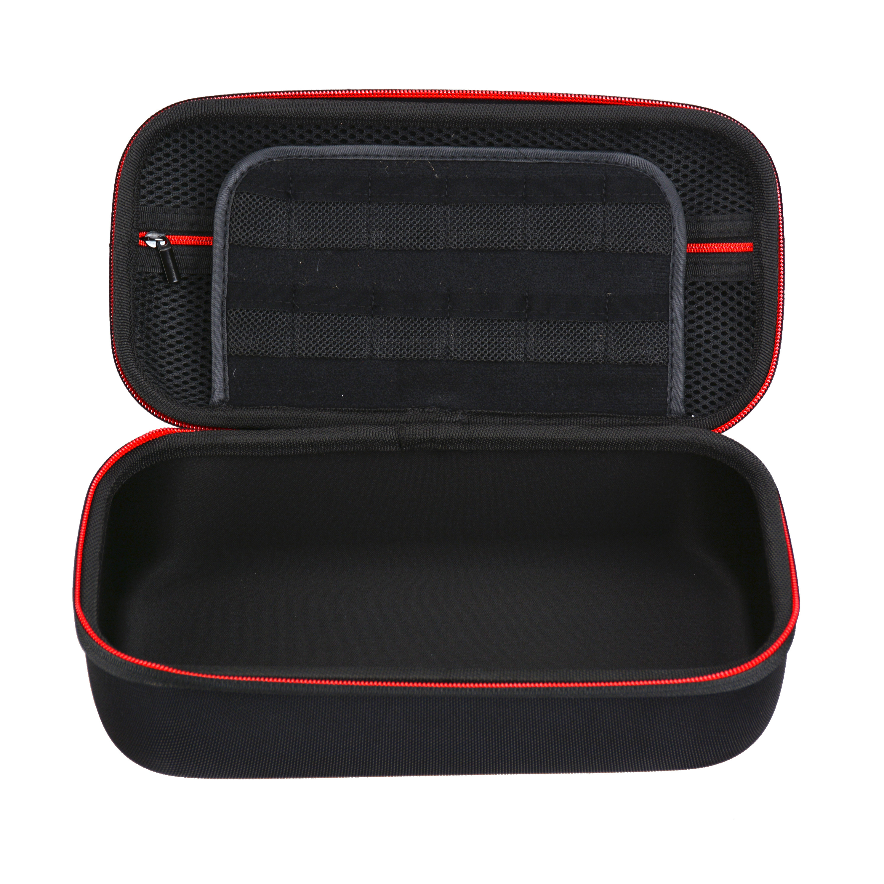 Geöffnete schwarze Reisetasche. Roter Rand. Schwarzer Innenraum mit Netztasche und freiem Platz.