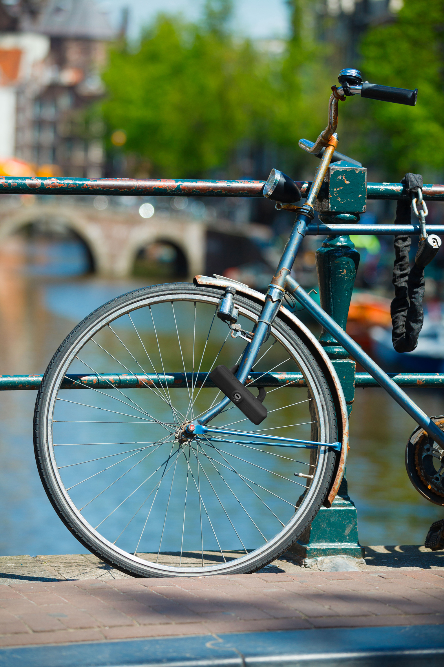 Fiets op een brug over een kanaal. Achtergrond toont gebouwen en water.
