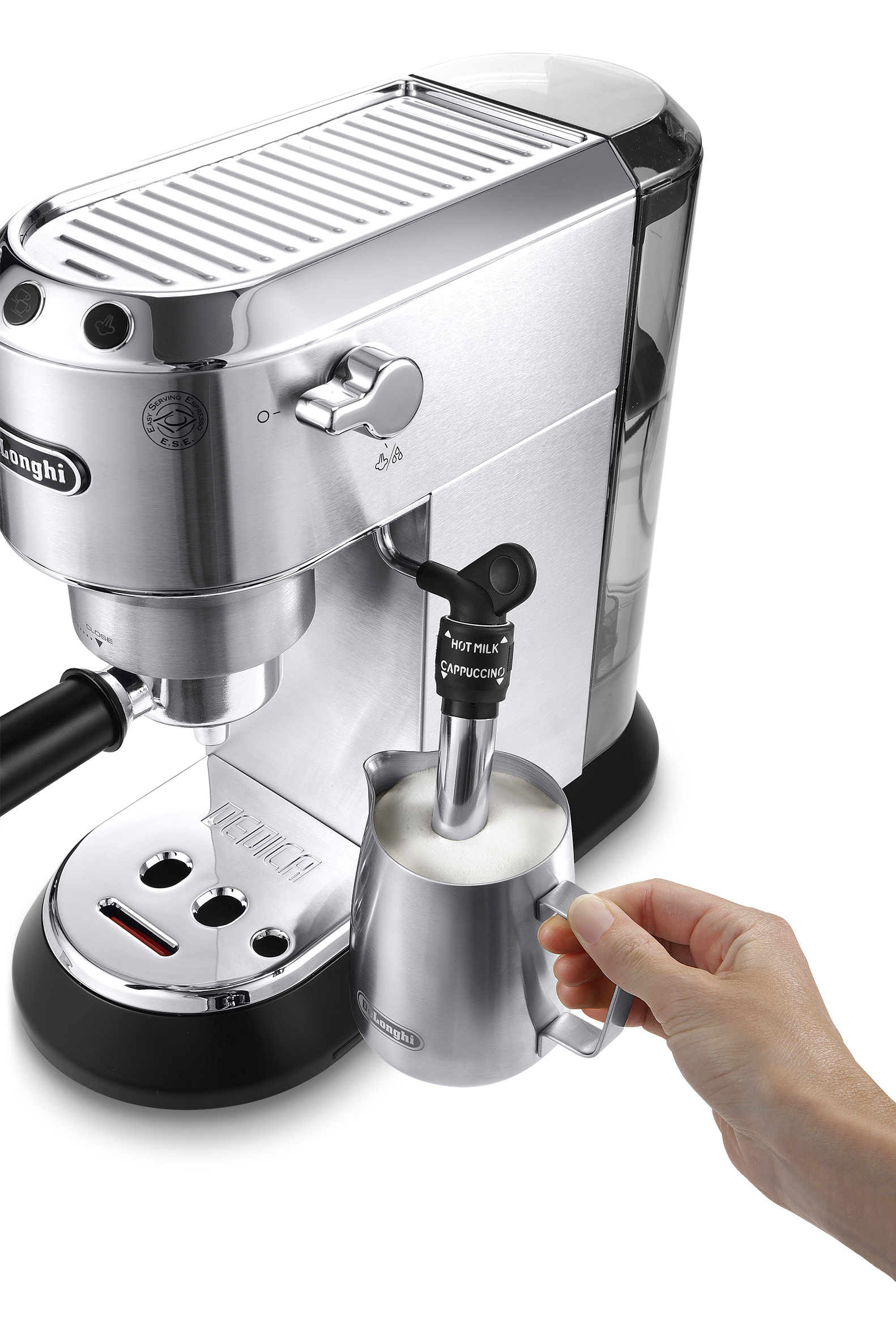 Silberne Espressomaschine mit einer Person, die einen Milchaufschäumer hält.