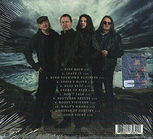 Rückseite einer CD mit Bandmitgliedern, Songtiteln und blau-grauem Hintergrund.