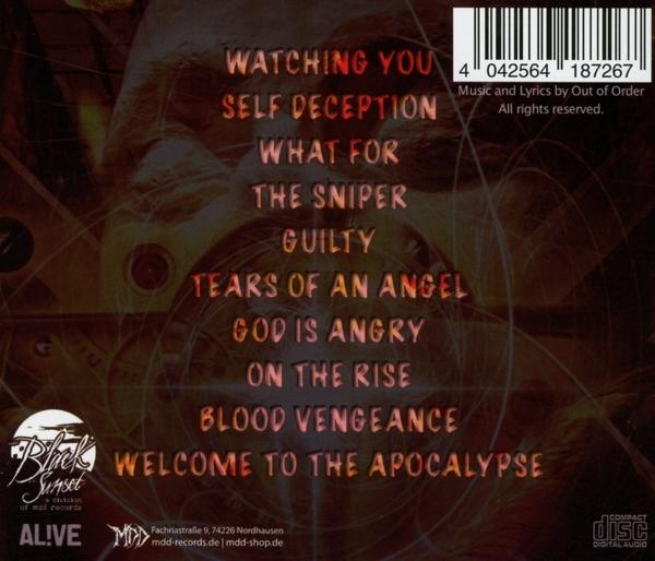 Die Rückseite einer CD mit Songtiteln und einem Barcode. Der Hintergrund ist eine feurige, dunkle Szene.