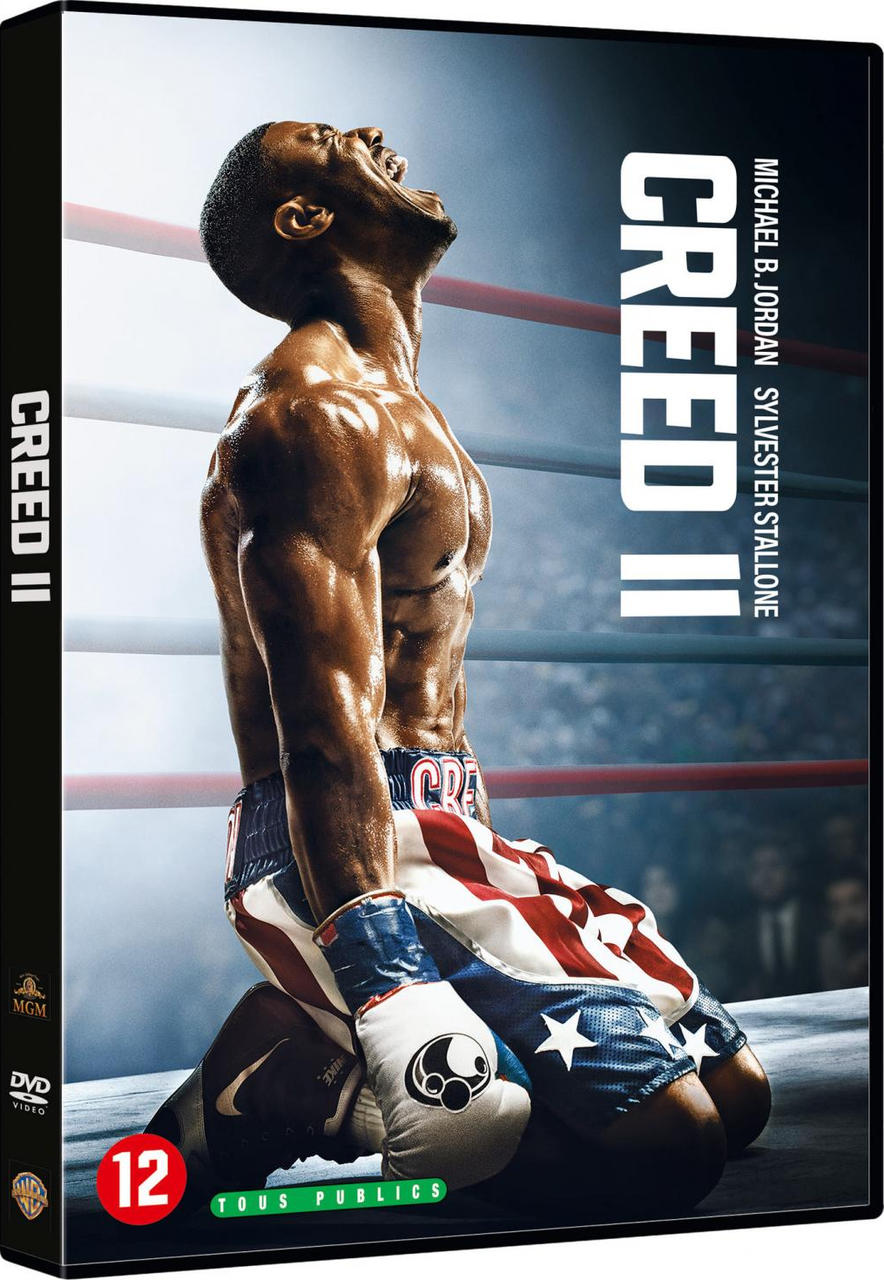 Couverture DVD du film : 'Creed II', avec Michael B. Jordan. Un homme musclé agenouillé regardant vers le haut dans l'arène.