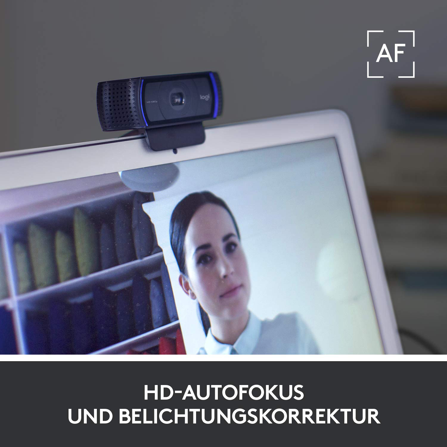 Eine Webcam auf einem Laptop-Bildschirm, der eine Frau zeigt. Die Worte HD-AUTOFOKUS UND BELICHTUNGSKORREKTUR stehen unten.