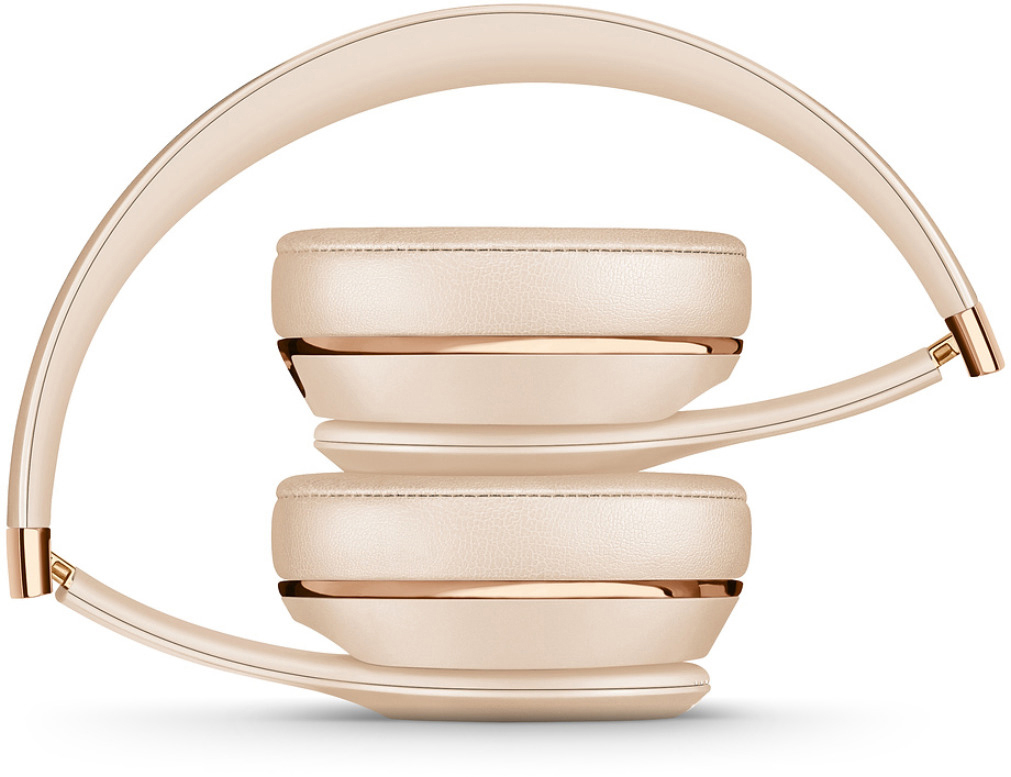 Beige Beats Solo3 Kopfhörer gefaltet. Goldakzente an den Scharnieren und Ohrmuscheln.
