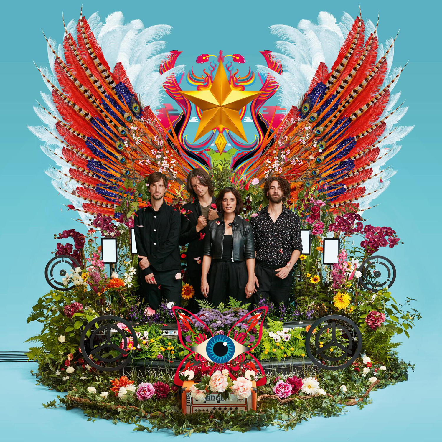 Albumcover: Band mit Flügeln und Blumen. Vier Personen in der Mitte, bunter Hintergrund.