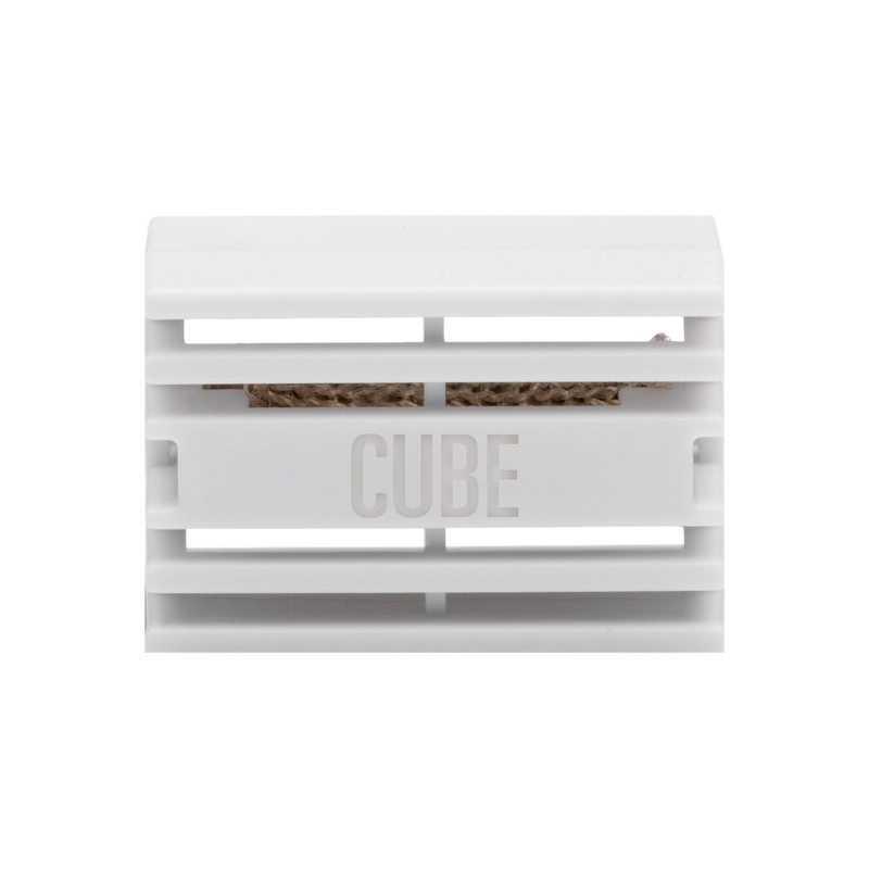 Une grille d'aération rectangulaire blanche avec le mot "CUBE" au milieu et du carton à l'intérieur.