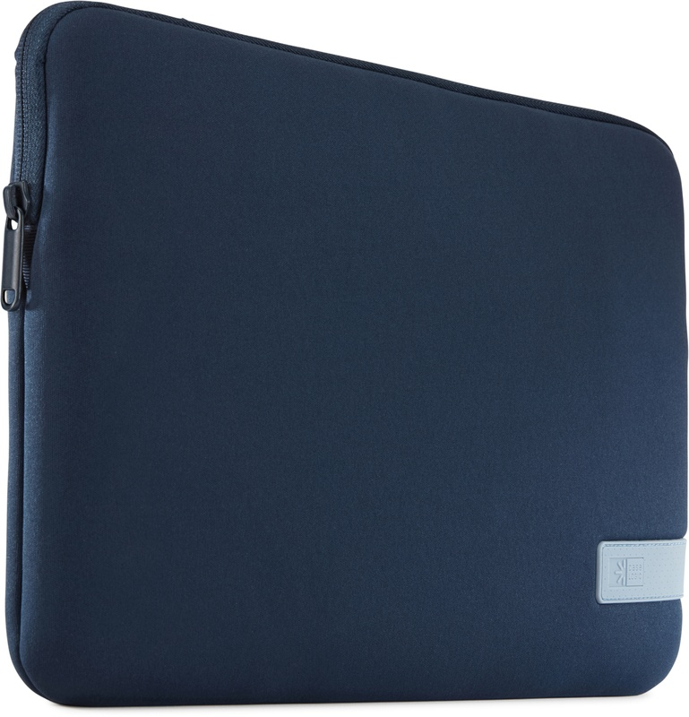 Eine marineblaue Laptop-Hülle mit Reißverschluss und grauem Etikett. Das Case Logic-Logo ist sichtbar.