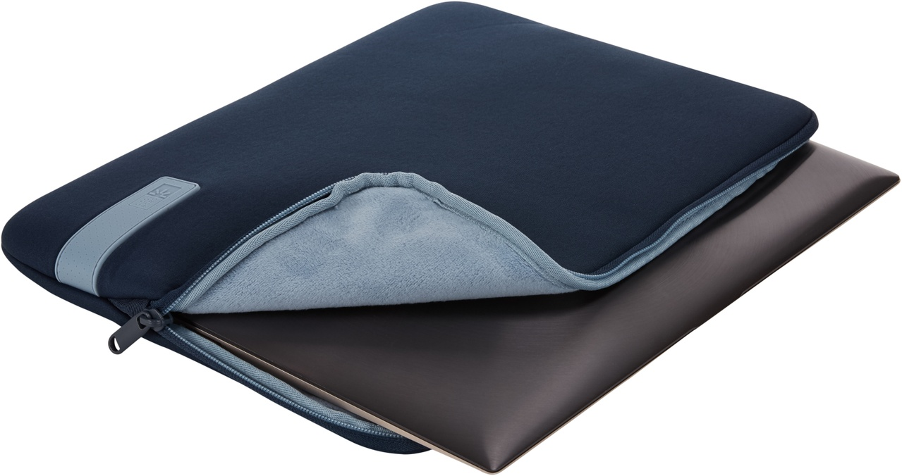 Eine marineblaue Laptoptasche mit silbernem Reißverschluss. Ein Laptop befindet sich teilweise darin.