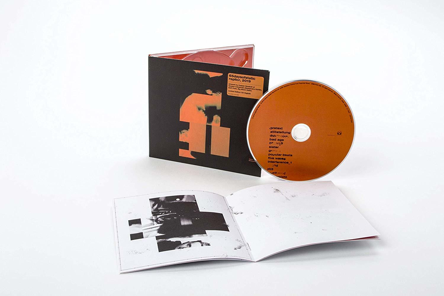 Geöffnete CD-Hülle mit CD und Booklet. Schwarz-oranges Design. Text auf CD und im Booklet.