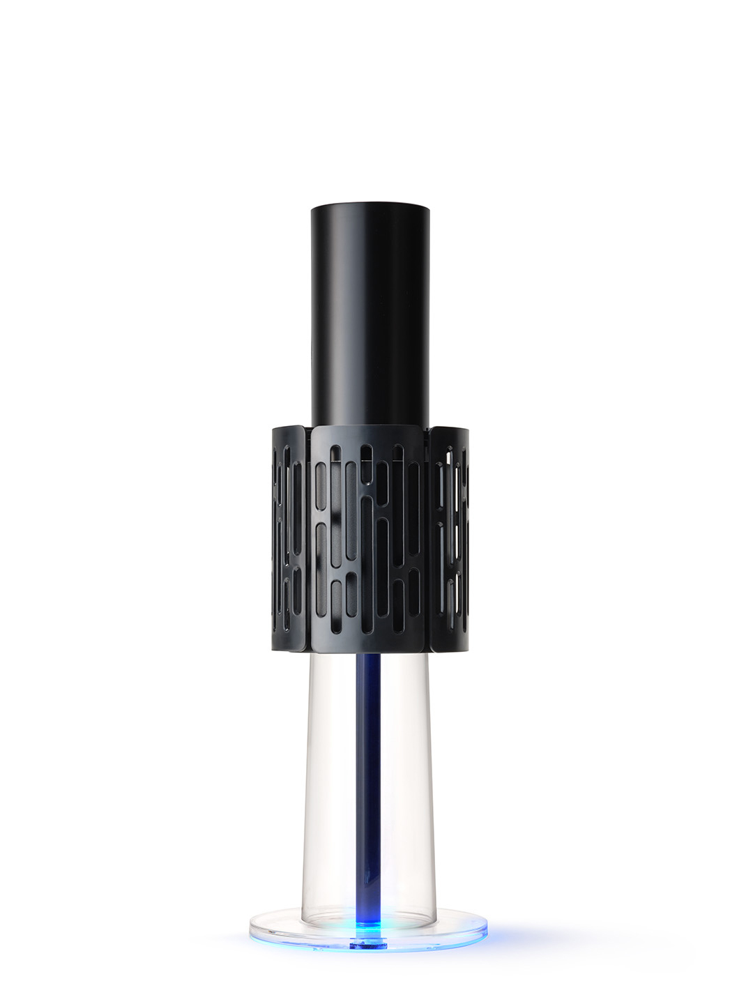 Eine hohe, moderne Lampe mit schwarzem Oberteil, gemustertem Mittelteil und transparentem Sockel.