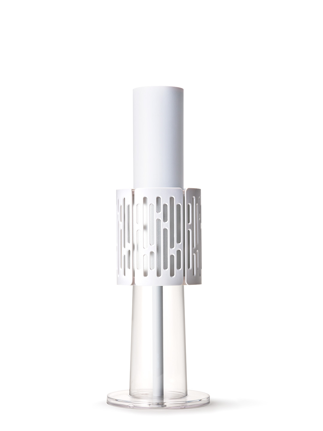 Weiße moderne Lampe auf weißem Hintergrund, mit zylindrischem Oberteil und gemustertem Mittelteil.