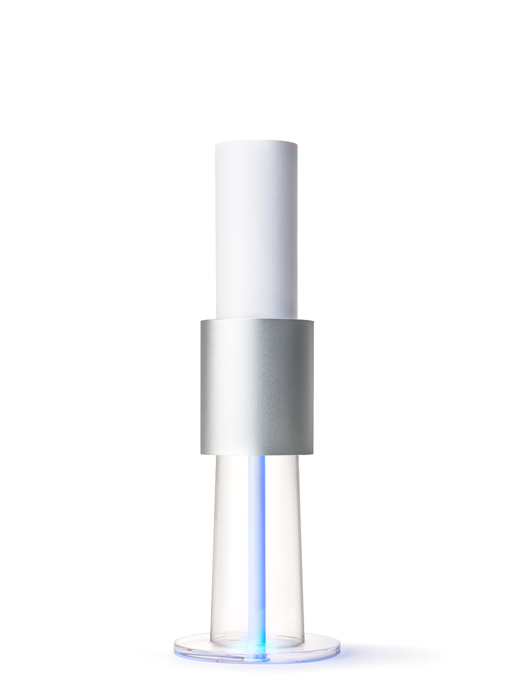 Eine hohe, moderne Lampe, weißes Oberteil mit silbernem Mittelteil, blaues Licht unten.