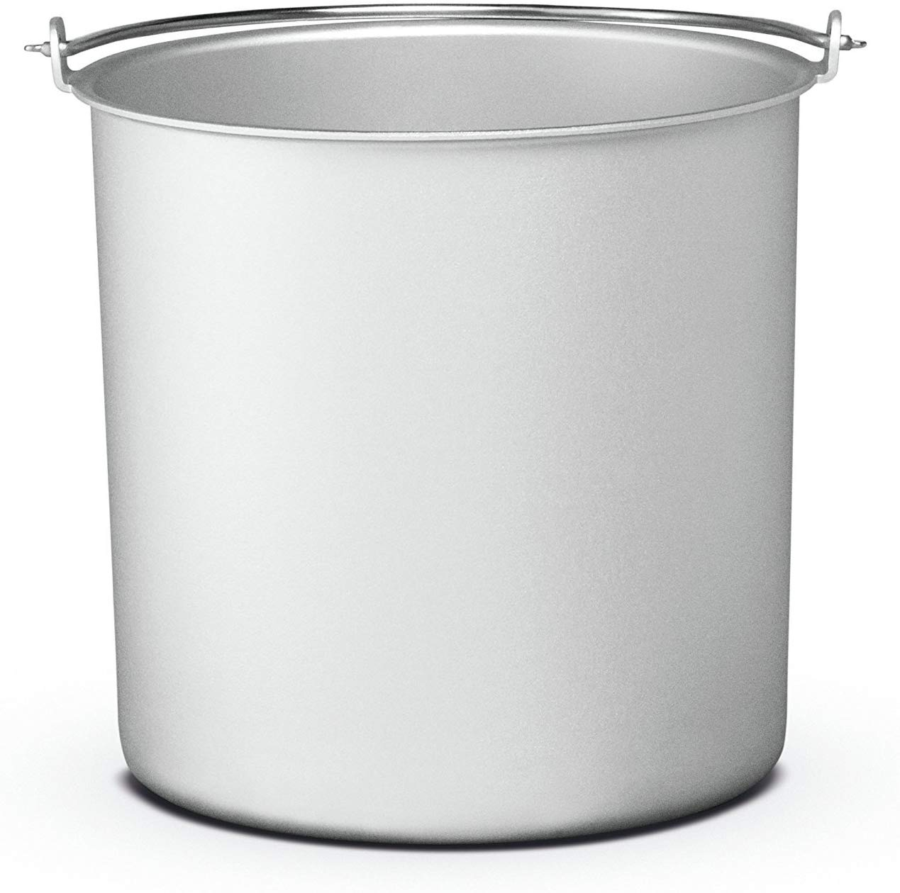 Un seau cylindrique argenté avec une poignée en métal, sur fond blanc.