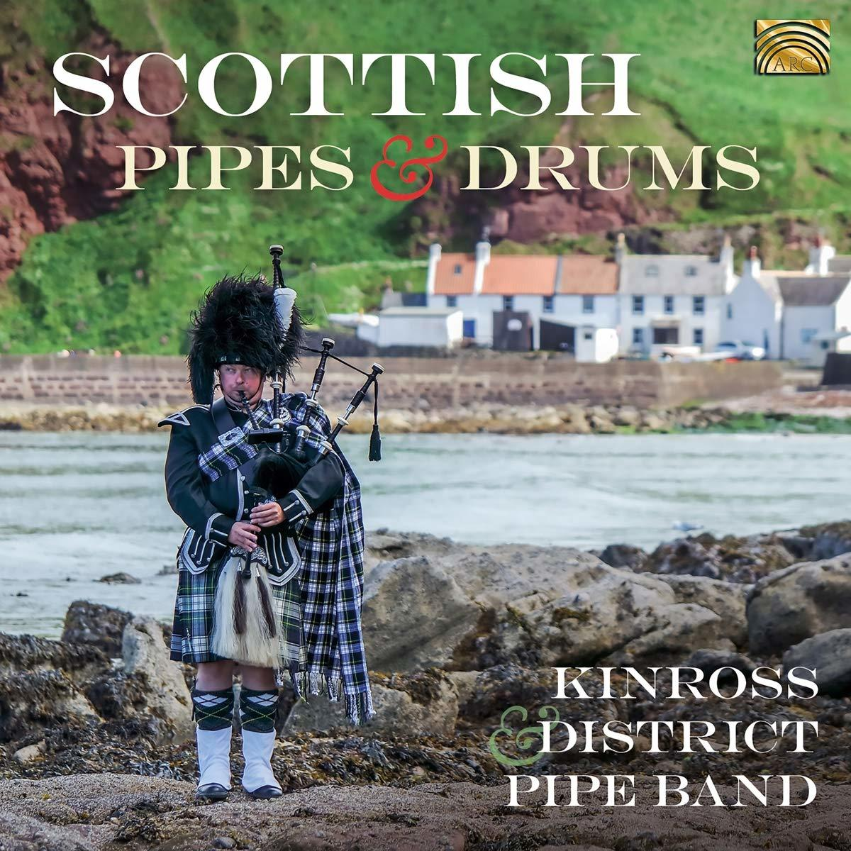 Albumcover: Scottish Pipes & Drums mit Dudelsackspieler im Kilt und malerischer Küstenort-Szene.