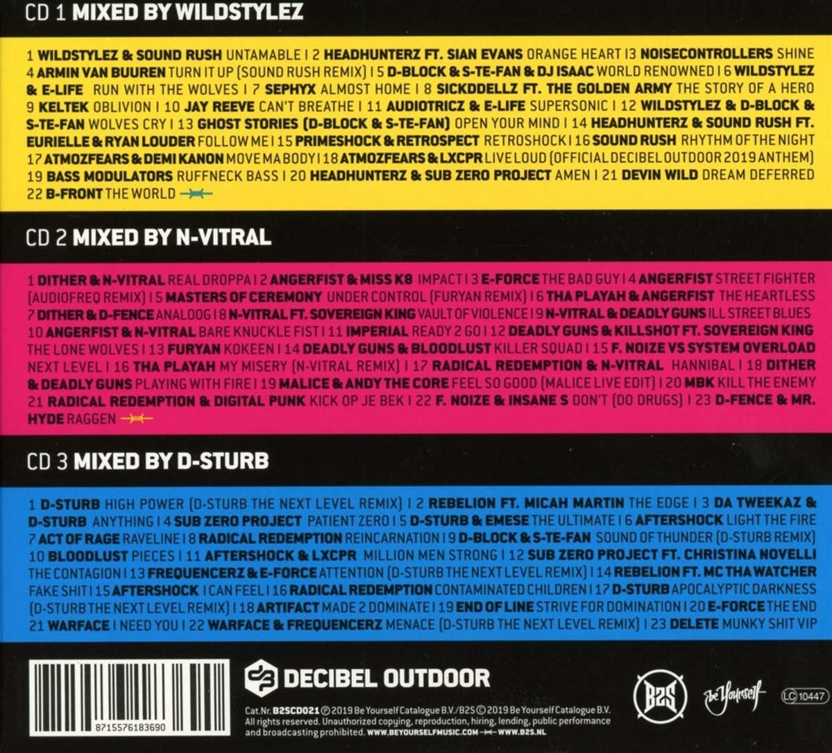 Pochette de CD avec un collage coloré de texte, avec des textes comme 'Decibel Outdoor' et des noms d'artistes.