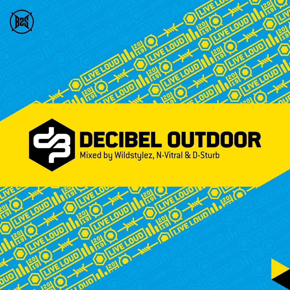 Fond jaune et bleu avec le texte "Decibel Outdoor" et des logos.
