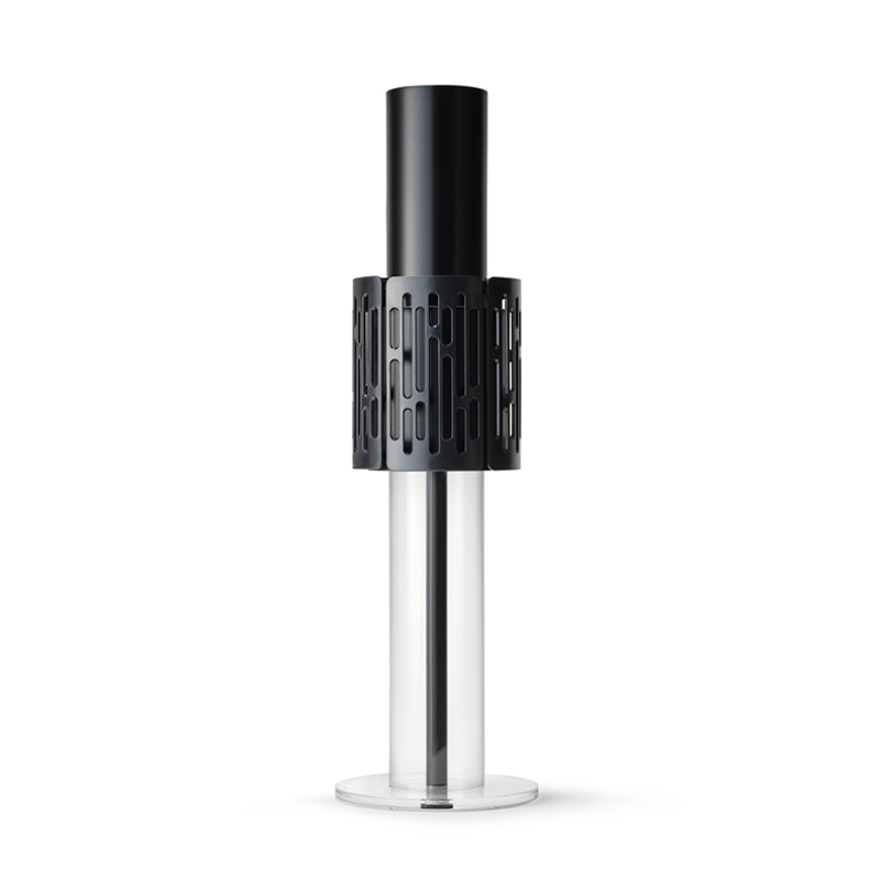 Moderne Lampe in Schwarz und transparent mit säulenförmigem Design, auf kreisförmiger Basis, weißer Hintergrund.