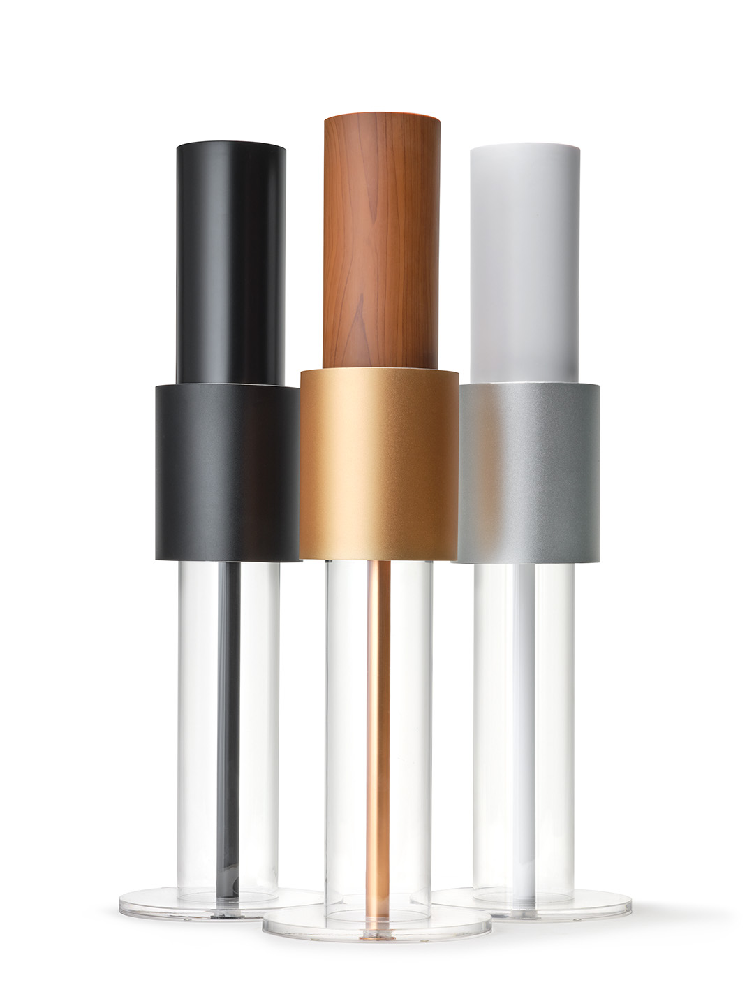Drei zylindrische Lampen mit unterschiedlichen Materialien.