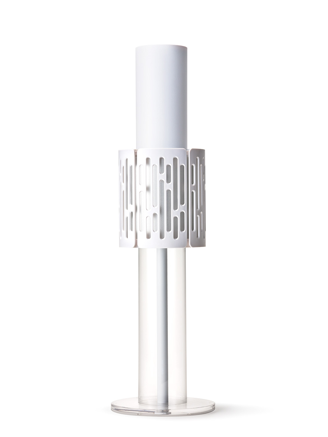 Eine moderne weiße Lampe mit zylindrischem Design, bestehend aus drei Teilen: einem Sockel, einem Mittelteil und einem Oberteil.