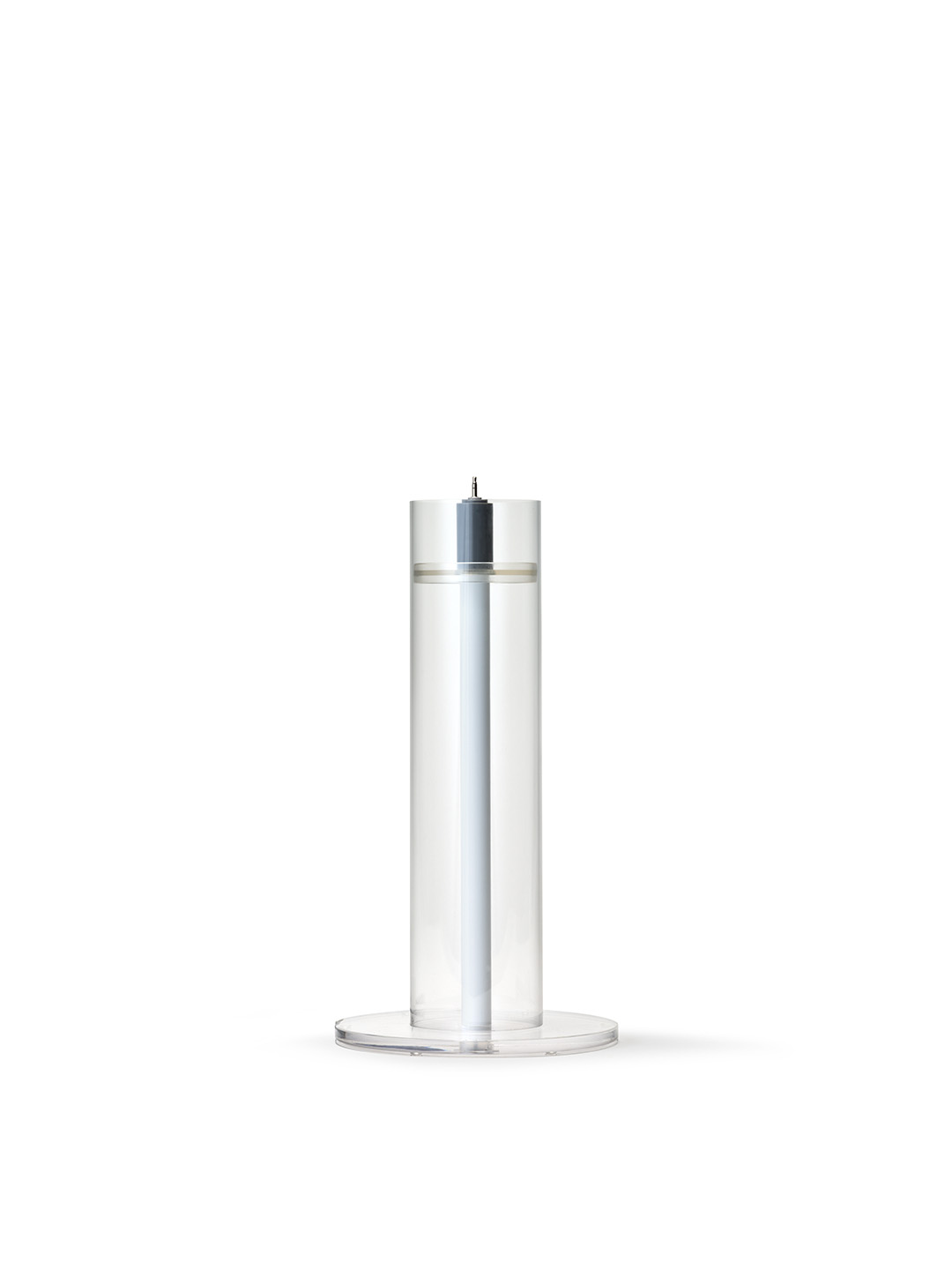 Eine klare, zylindrische Lampe. Hat einen silbernen Deckel mit Licht und eine runde Basis, alles auf weißem Hintergrund.