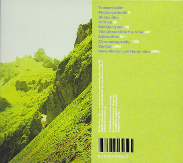 Albumcover mit grünen Hügeln und Text. Der Text ist weiß und listet Songtitel auf.