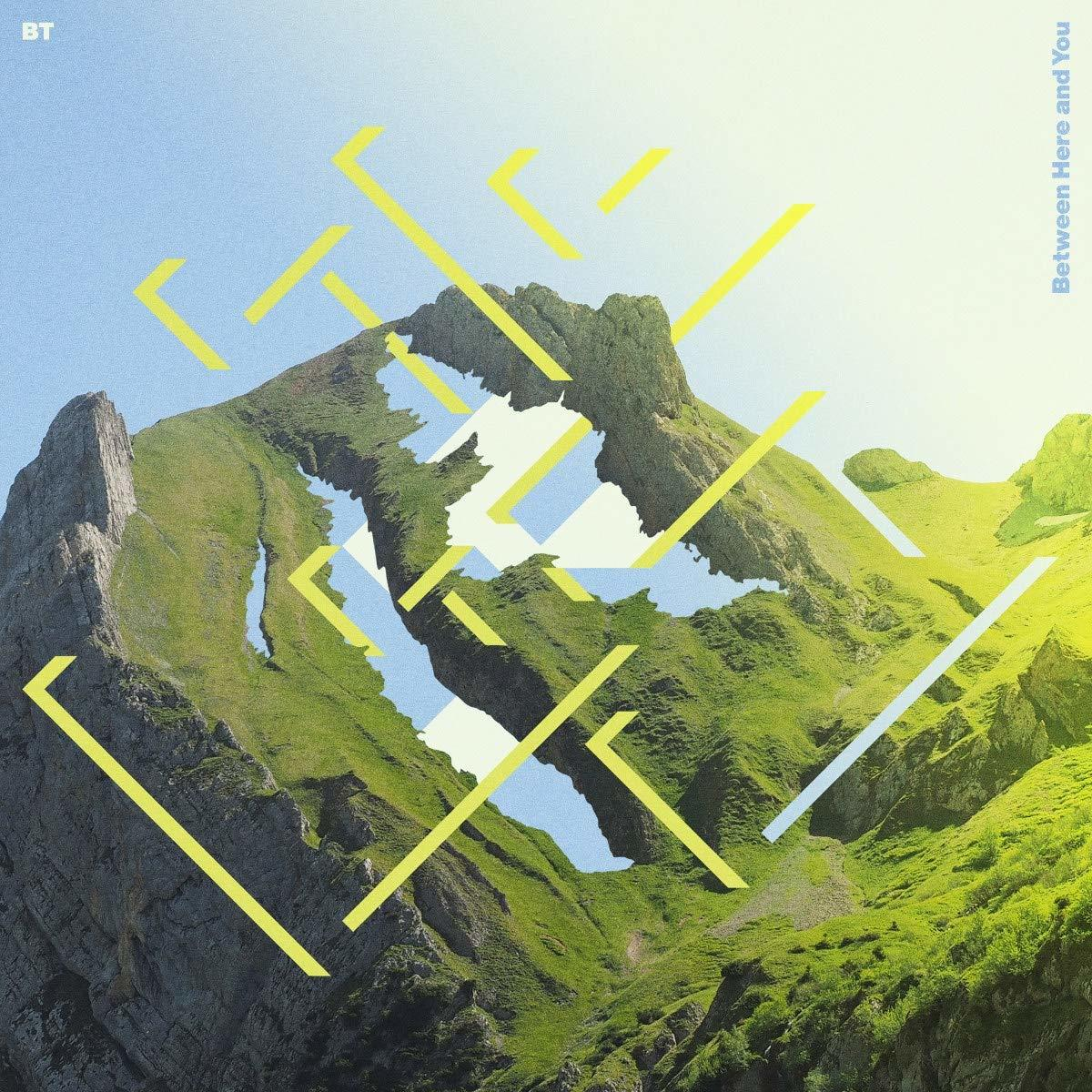Berg mit gelben und weißen geometrischen Formen überlagert. Der Himmel ist blau. Grün und weiß.