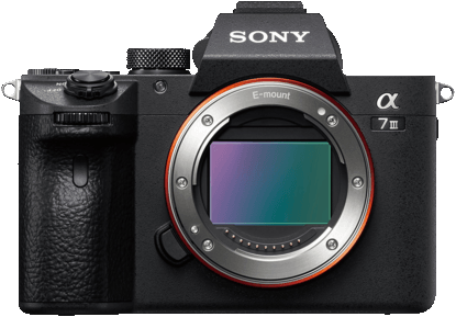 Eine schwarze Sony Alpha 7 III Kamera, von vorne betrachtet, Objektiv in der Mitte.