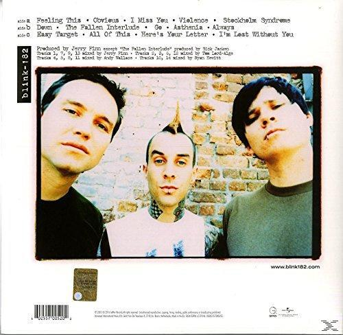 Három férfi pózol téglafal előtt. Blink-182 logó bal oldalon.