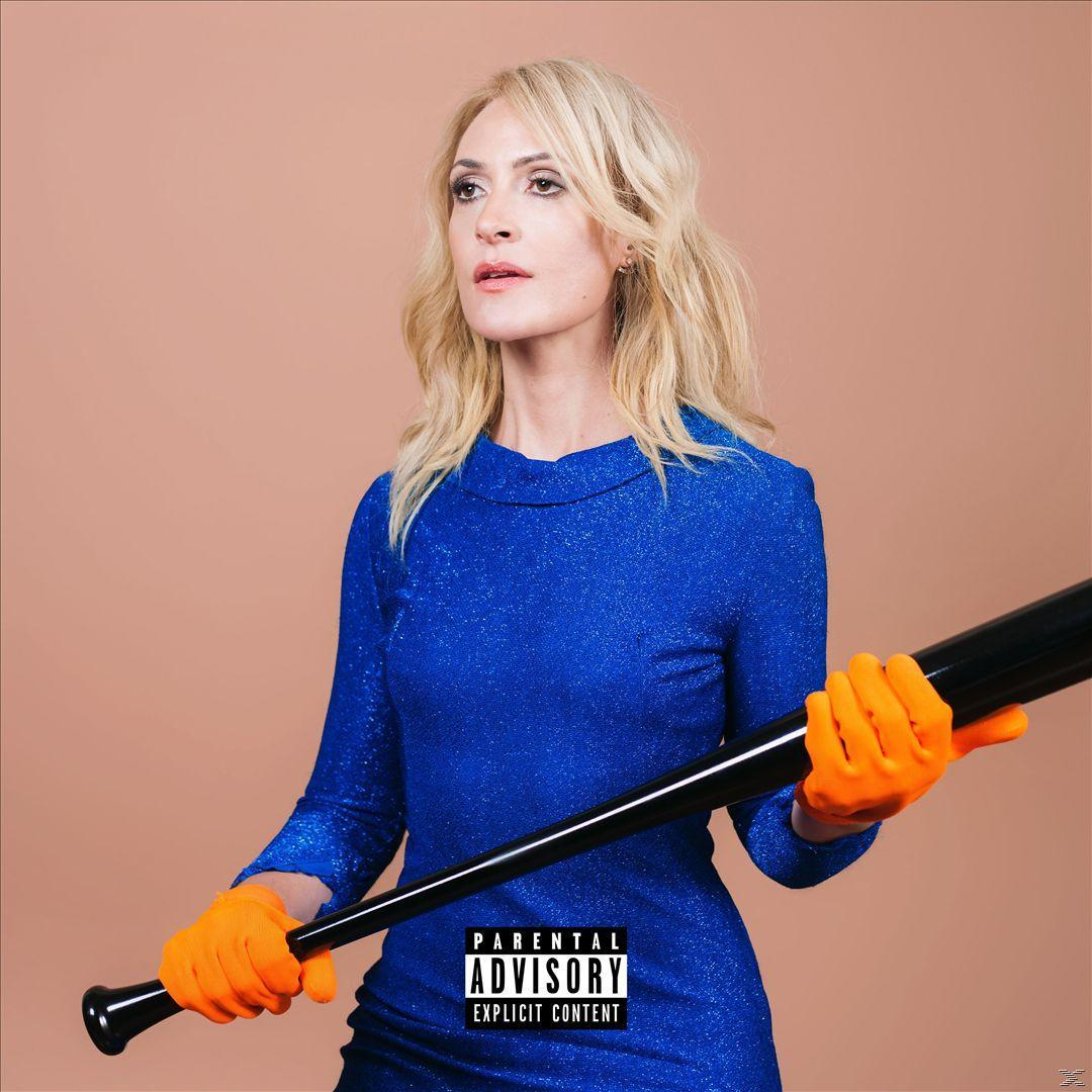 Eine Frau in blauem Kleid, die einen schwarzen Baseballschläger hält, trägt orangefarbene Handschuhe, auf Pfirsichhintergrund.
