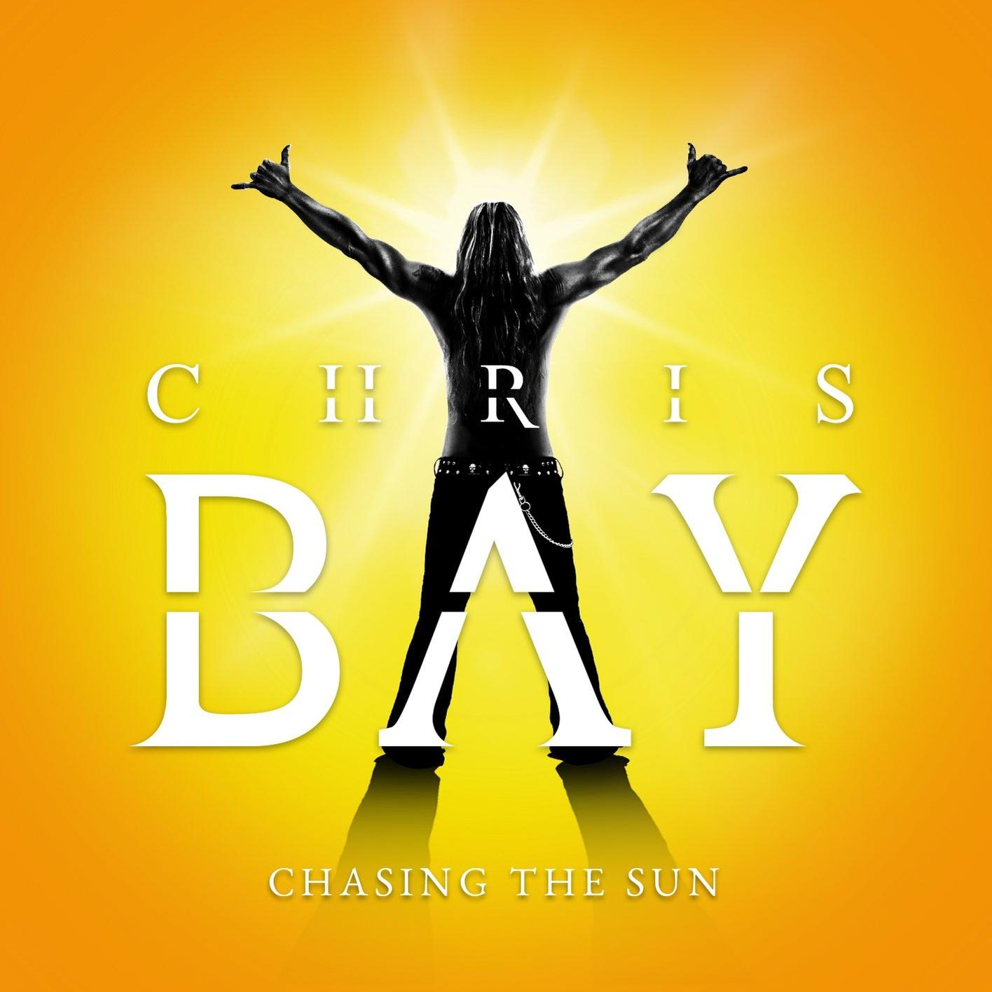 Albumcover: Chris Bay, Silhouette eines Mannes mit erhobenen Armen, gelber Hintergrund.