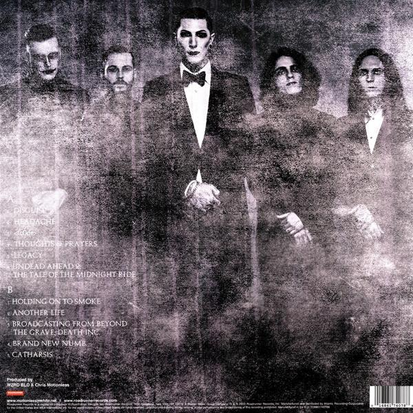 Albumcover mit Bandmitgliedern. Dunkler, verschwommener Hintergrund. Text auf der linken Seite.