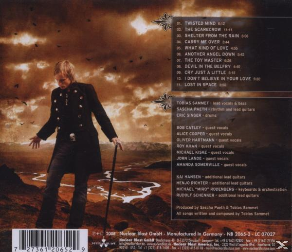 Rückseite einer CD mit einem Mann in schwarzem Mantel, Songtiteln und Künstlergutschriften auf dunklem Hintergrund.