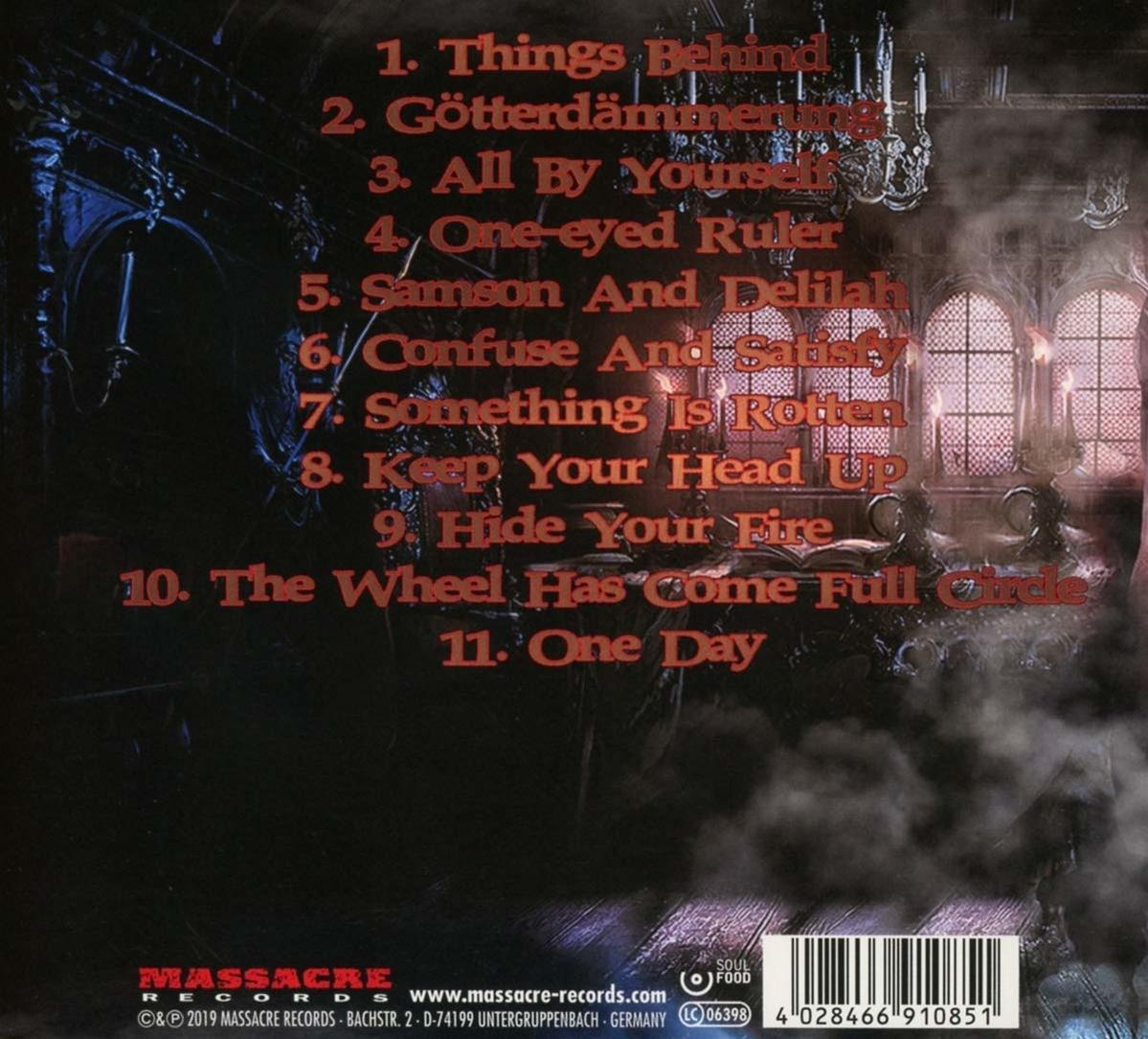 CD-Rückseite mit Songtiteln und Credits. Dunkler Hintergrund, gotischer Stil, verschiedene Textelemente.