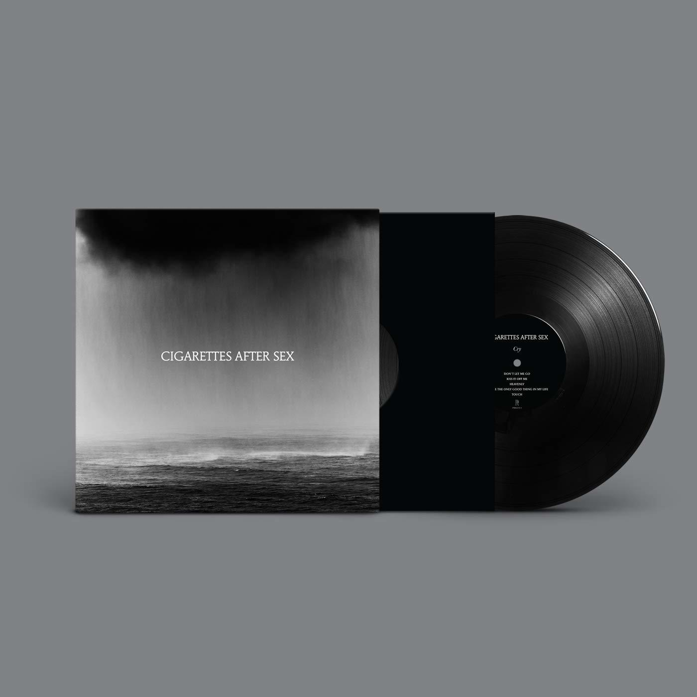 Pochette d'album d'une image en noir et blanc avec les mots « Cigarettes After Sex » et un vinyle noir à l'intérieur.