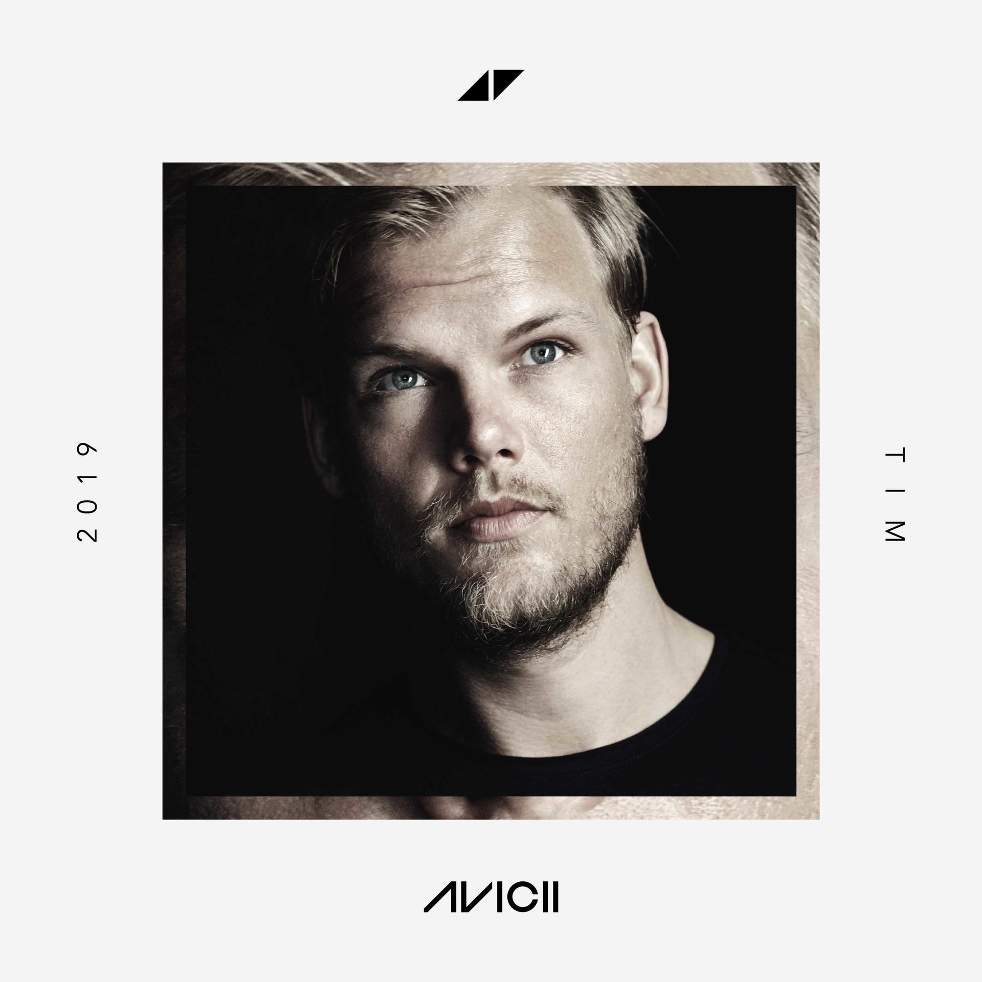 Avicii portréja szakállal, fekete inggel és az album címével. Fehér háttér 2019-es évszámmal és a TIM szóval.