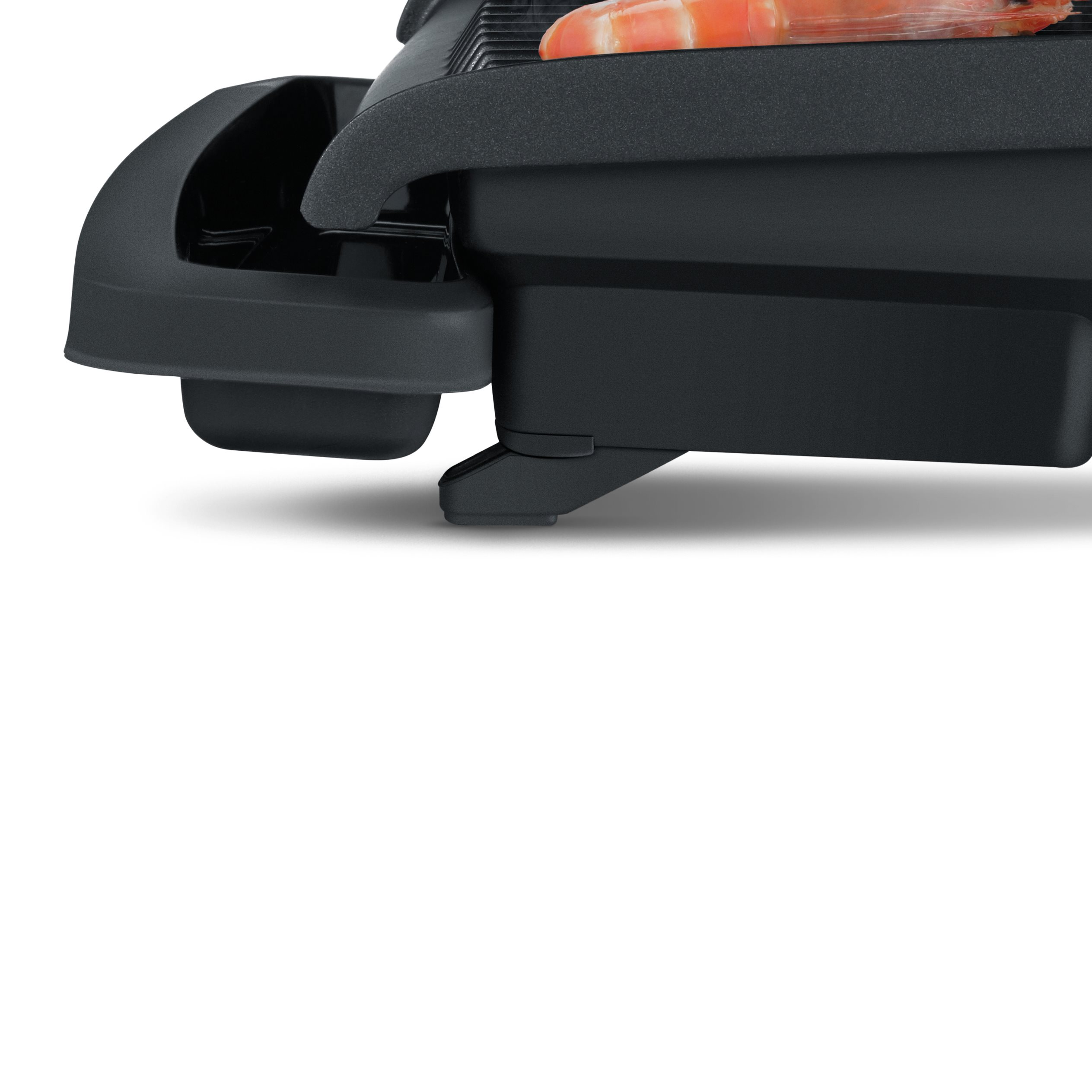 Gros plan sur un grill noir avec des filets de saumon sur fond blanc.