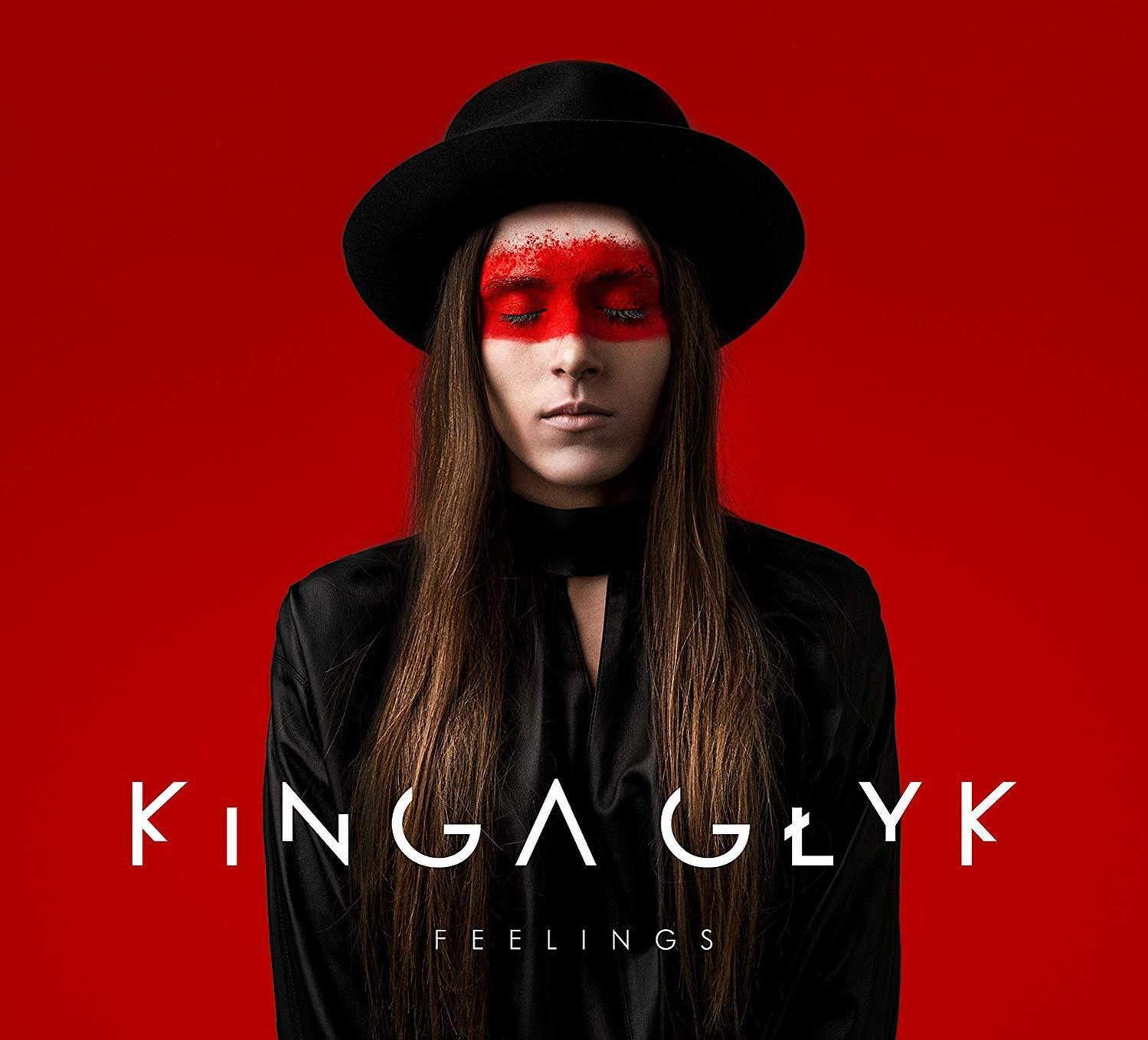 Frau mit roten Streifen im Gesicht, trägt einen schwarzen Hut. Text: Kinga Głyk, Feelings.