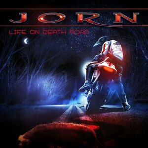 Pochette d'album avec une personne faisant de la moto sur une route. Texte : Jorn-Life on Death Road.
