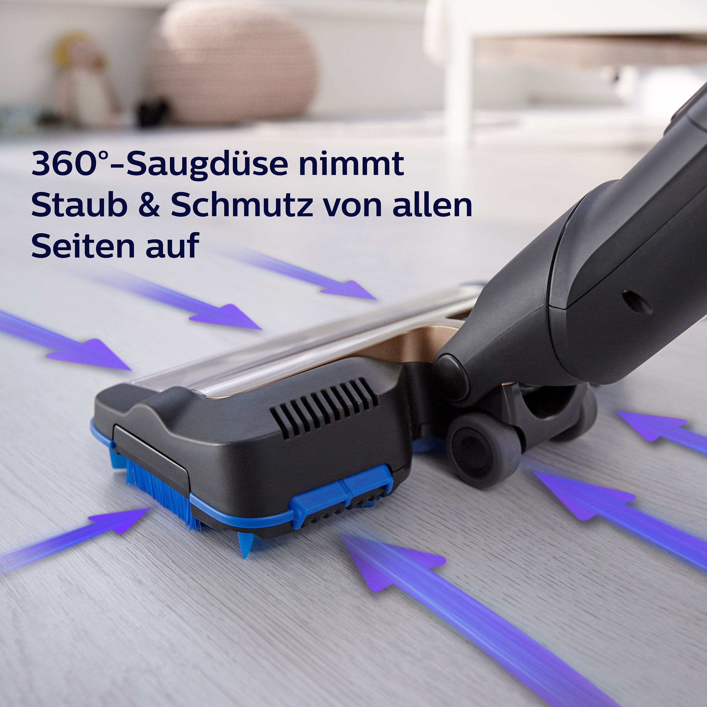 Staubsaugerkopf auf Holzboden mit blauer Bürste und Pfeilen, die die Luftstromrichtung anzeigen.