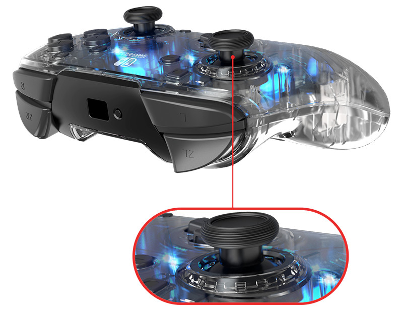 Manette de jeu transparente avec joystick mis en évidence et boîte rouge.