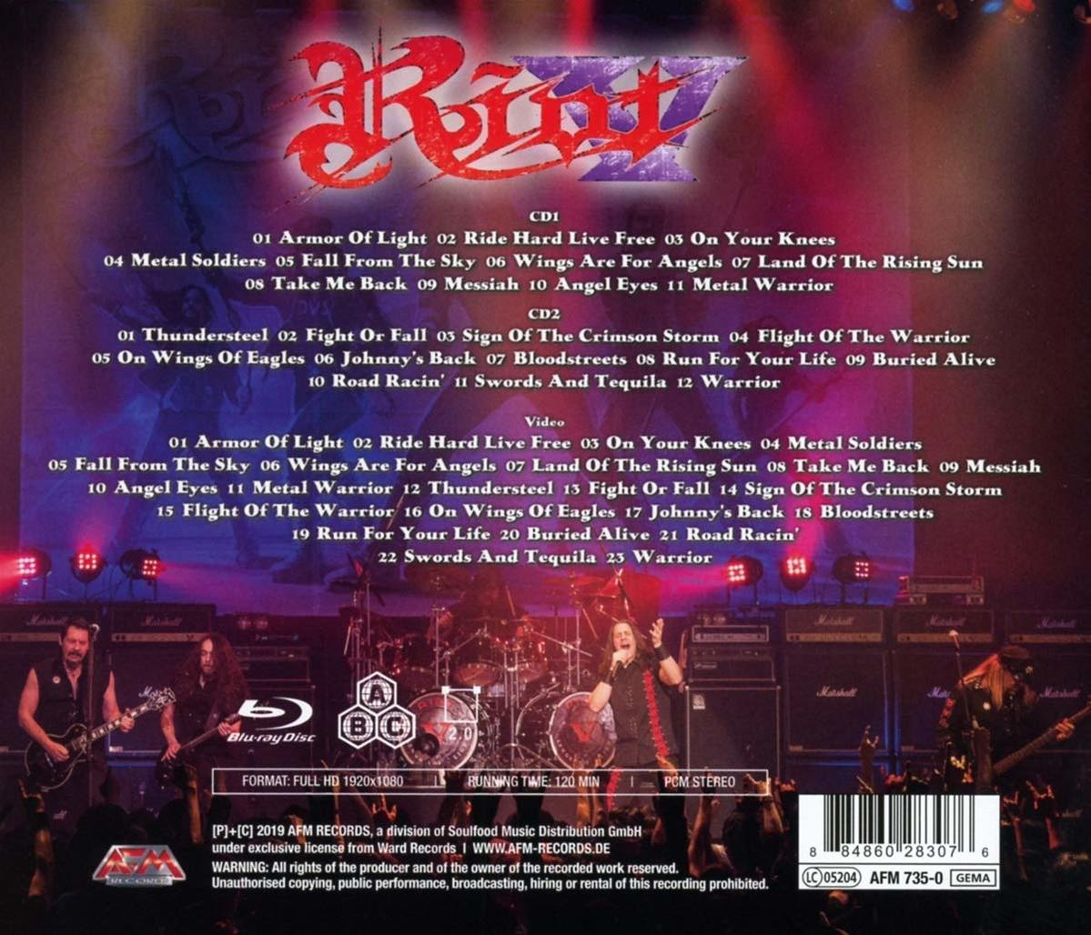 CD-Cover mit Bandmitgliedern auf der Bühne. Das Logo der Band ist prominent. Enthält Tracklisten auf der Rückseite.