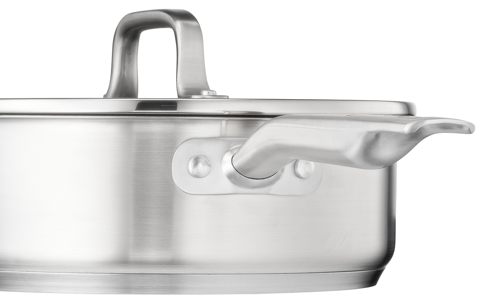 Close-up van een roestvrijstalen pot met een deksel en handvat, geïsoleerd op een witte achtergrond.